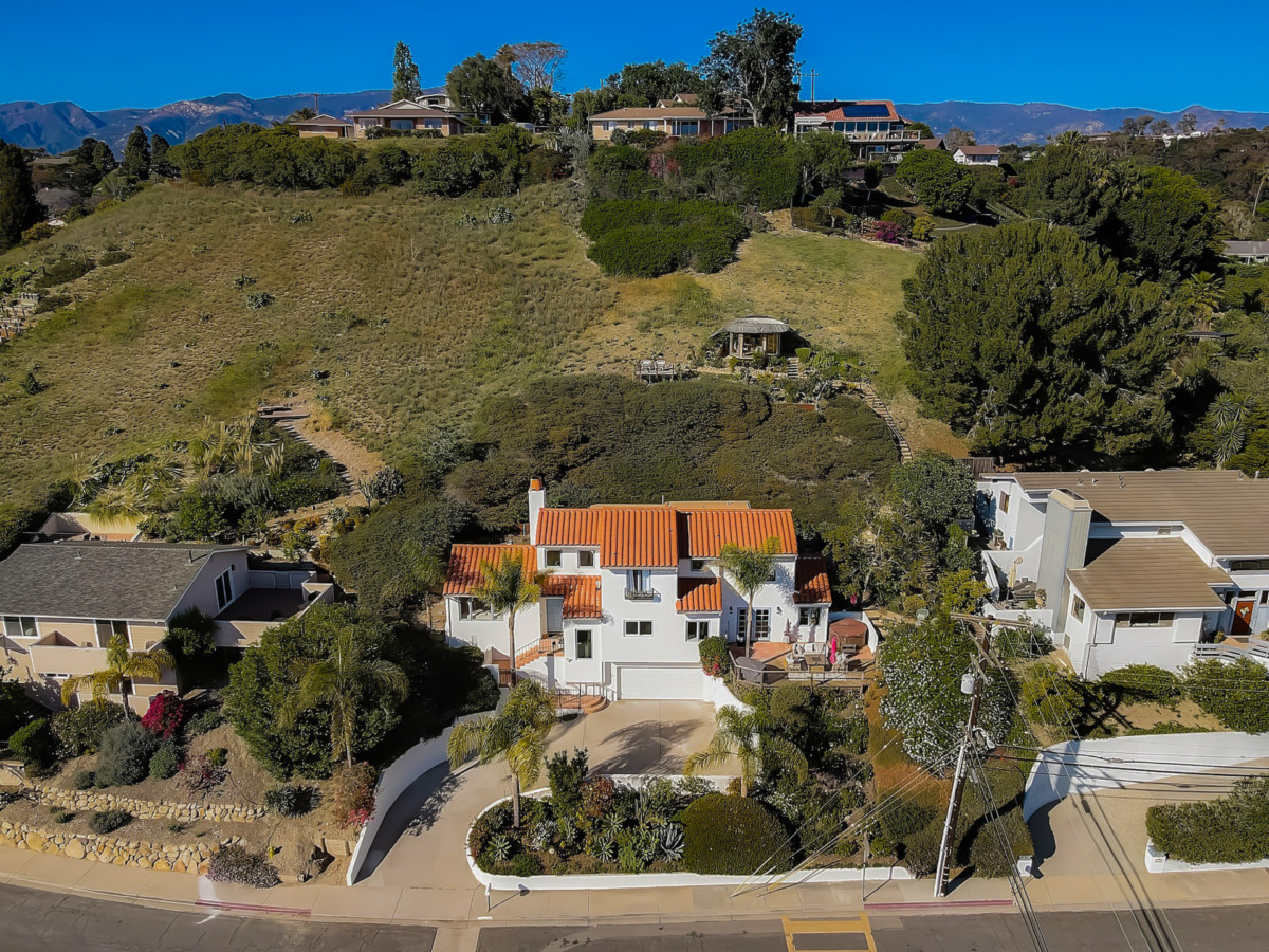 three houses on a hillside that all have homeowners insurance in fire prone areas 