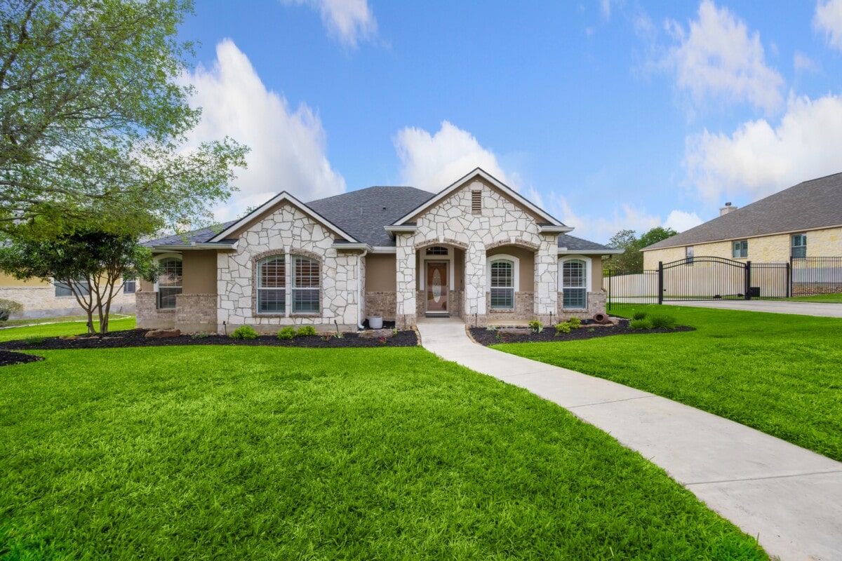 Dallas,,Texas,-,April,2023:,A,Home,With,A,Lawn
