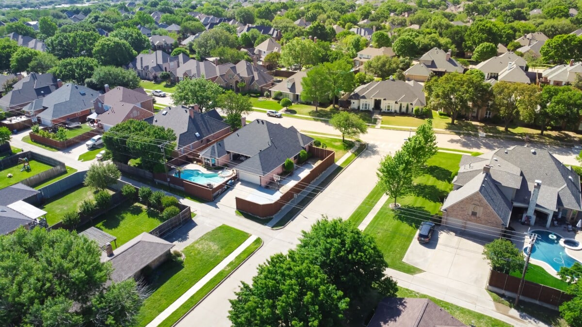 Two,Story,Suburban,Single-family,Home,With,Swimming,Pool,,Large,Backyard,